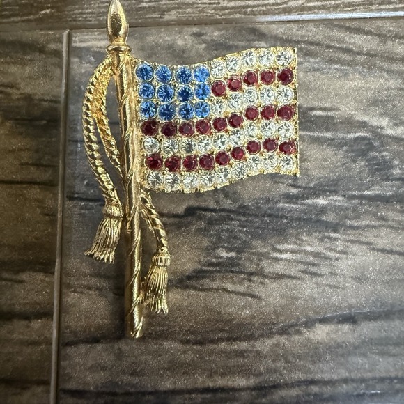 J&J Jewelry - Vintage Signed JJ American Flag Brooch Rhinestone Patriotic USA Pin Gold‎ Tone